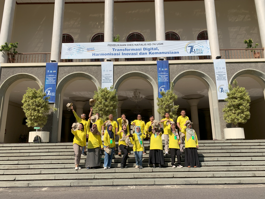 Peserta IHT KLHK Penyusun Amdal Ke-83 Berfoto Bersama di Gedung Balairung Universitas Gadjah Mada Yogyakarta